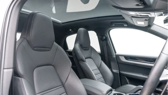 Porsche Cayenne (24 Reg) 3.0 V6 Coupe (New Model) Image 3