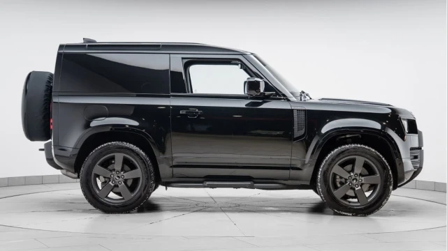Land Rover Defender (25 Reg) 90 3.0 D250 X-Dynamic SE Hard Top Commercial (3 Seat) (+VAT) Image 6