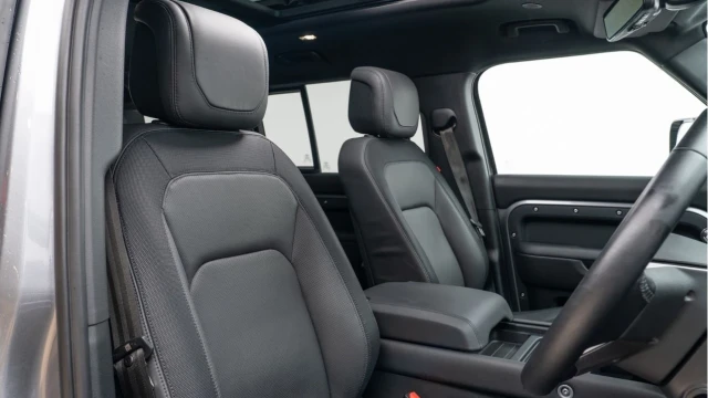 Land Rover Defender (73 Reg) 110 3.0 D300 X-Dynamic HSE (Black Pack) Image 3