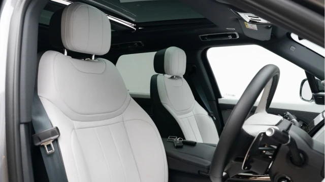 Land Rover Range Rover Sport (73 Reg) 3.0 D300 Dynamic SE (Black Pack) Image 3