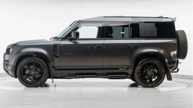 Land Rover Defender (25 Reg) 110 3.0 D250 X-Dynamic SE (Black Pack) Image 4