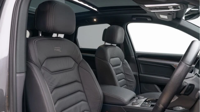 Volkswagen Touareg (72 Reg) 3.0TSI V6 Black Edition Image 3