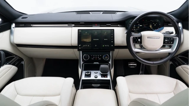 Land Rover Range Rover (72 Reg) 3.0 D300 SE Image 2