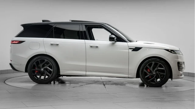 Land Rover Range Rover Sport (73 Reg) 3.0 D300 Dynamic SE (Black Pack) Image 5