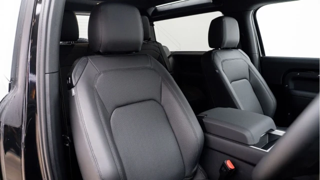 Land Rover Defender (74 Reg) 90 3.0 D250 X-Dynamic SE (VAT Q) Image 3