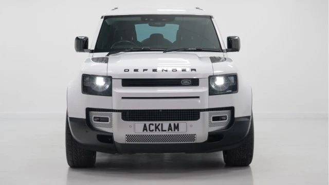 Land Rover Defender (21 Reg) 110 3.0 D300 SE (Black Pack) Image 4