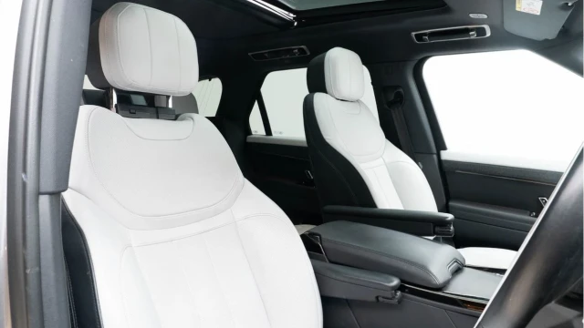Land Rover Range Rover Sport (23 Reg) 3.0 D300 Dynamic SE (Black Pack) Image 3