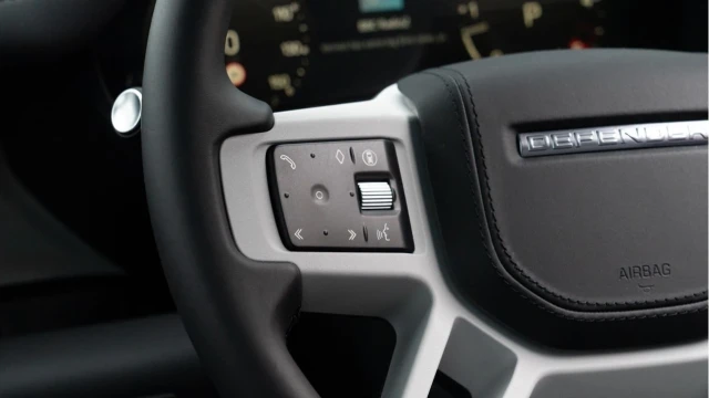 Land Rover Defender (74 Reg) 90 3.0 D350 X-Dynamic HSE (2025 Model) (VAT Q) Image 5