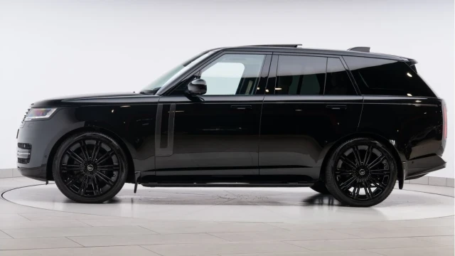 Land Rover Range Rover (73 Reg) 3.0 D300 SE (Shadow Pack) Image 6
