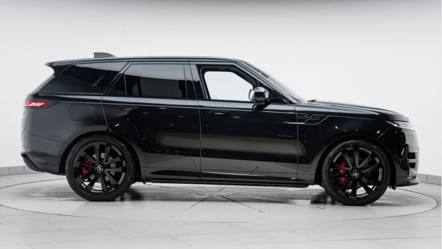 Land Rover Range Rover Sport (23 Reg) 3.0 D300 Dynamic SE (Black Pack) Image 5