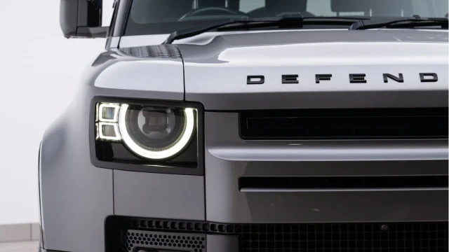 Land Rover Defender (23 Reg) 90 3.0 D250 X-Dynamic SE (Black Pack) Image 7