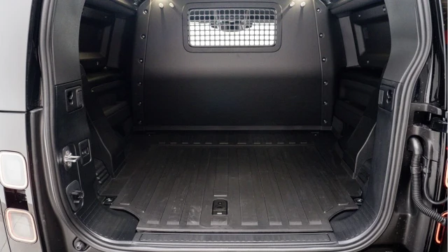 Land Rover Defender (75 Reg) 90 3.0 D250 X-Dynamic SE Hard Top Commercial (+VAT) Image 4