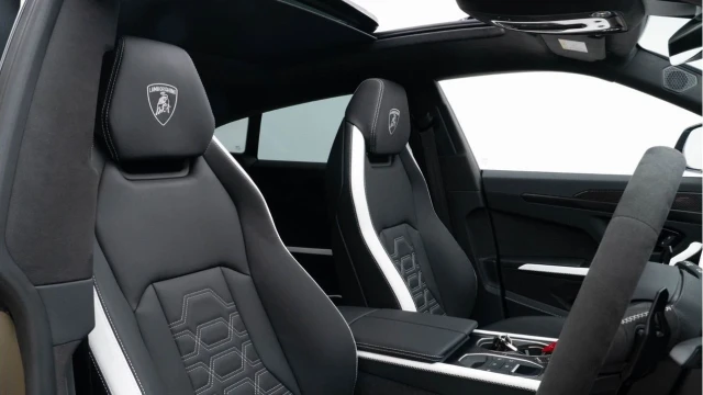 Lamborghini Urus (75 Reg) 4.0 V8 SE Hybrid Image 3