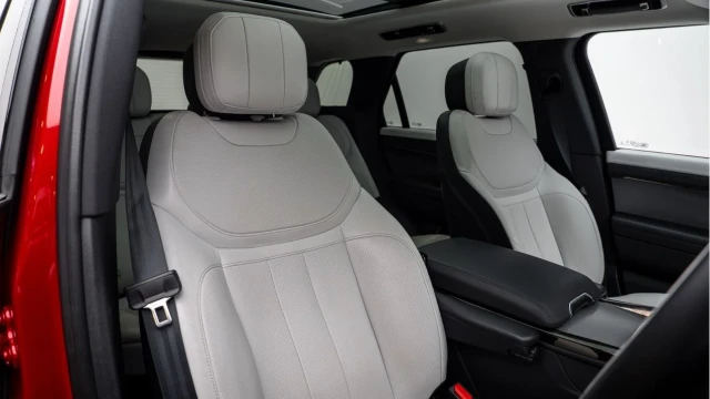 Land Rover Range Rover Sport (23 Reg) 3.0 D300 Dynamic SE (Black Pack) Image 3