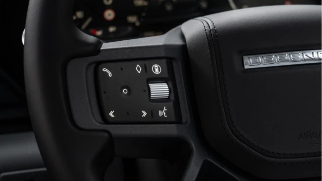 Land Rover Defender (24 Reg) 90 3.0 D350 X-Dynamic HSE (2025 Model) (Black Pack) Image 5