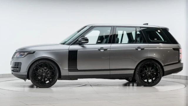Land Rover Range Rover (70 Reg) 4.4 SDV8 Vogue SE Image 5