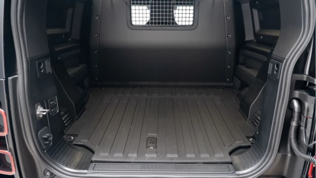 Land Rover Defender (74 Reg) 90 3.0 D350 X-Dynamic HSE Hard Top Commercial (3 Seat) (Bespoke) (+VAT) Image 4