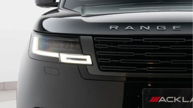 Land Rover Range Rover (75 Reg) 3.0 D300 Edition Image 8