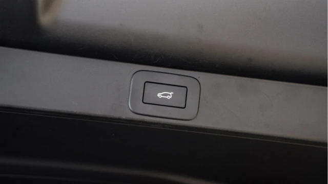 Land Rover Range Rover (74 Reg) 3.0 D350 HSE (URBAN Widetrack) Image 8