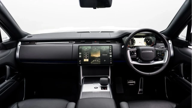 Land Rover Range Rover (25 Reg) 3.0 D350 HSE (Shadow Pack) Image 2