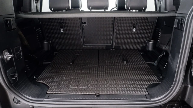 Land Rover Defender (74 Reg) 110 3.0 D350 X-Dynamic HSE (7 Seat) Image 8