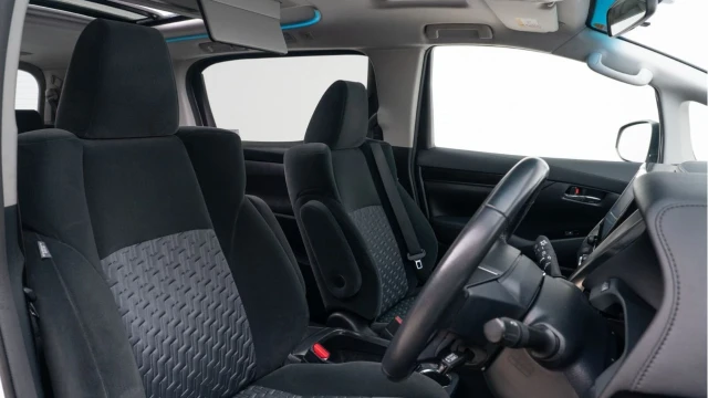 Toyota Vellfire (65 Reg) 3.5 V6 Executive Lounge (7 Seat) Image 3