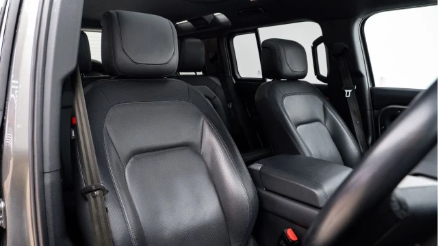 Land Rover Defender (23 Reg) 110 3.0 D300 X-Dynamic HSE (Black Pack) Image 3