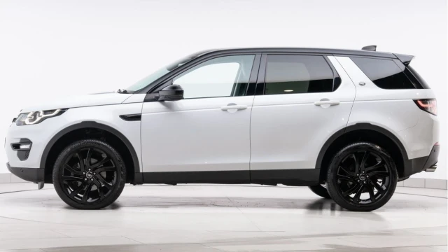Land Rover Discovery Sport (68 Reg) 2.0SI4 HSE (Black Pack) Image 4