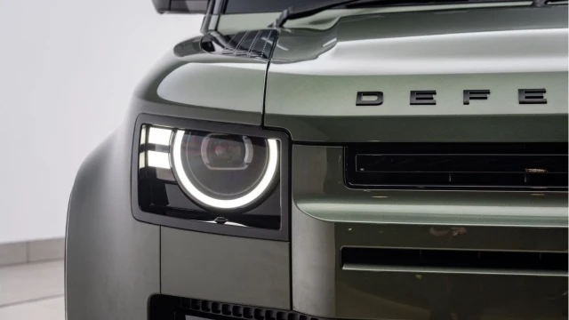 Land Rover Defender  (75 Reg) 90 3.0 D250 X-Dynamic SE Hard Top Commercial (3 Seat) (+VAT) Image 6