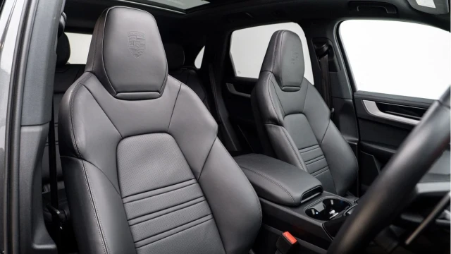 Porsche Cayenne (25 Reg) 3.0 V6 E-Hybrid Image 3
