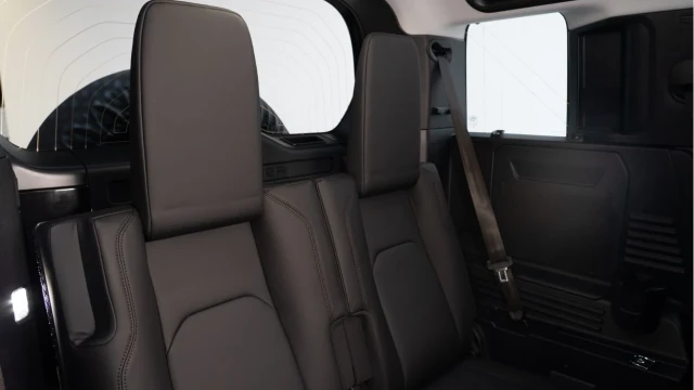 Land Rover Defender (74 Reg) 110 3.0 D250 S (7 Seat) Image 4