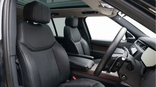 Land Rover Range Rover (74 Reg) 3.0 D300 HSE (Shadow Pack) Image 3
