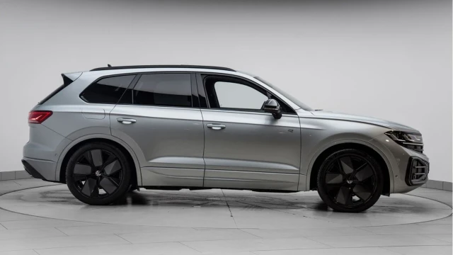 Volkswagen Touareg (25 Reg) 3.0TDI V6 Black Edition Image 5