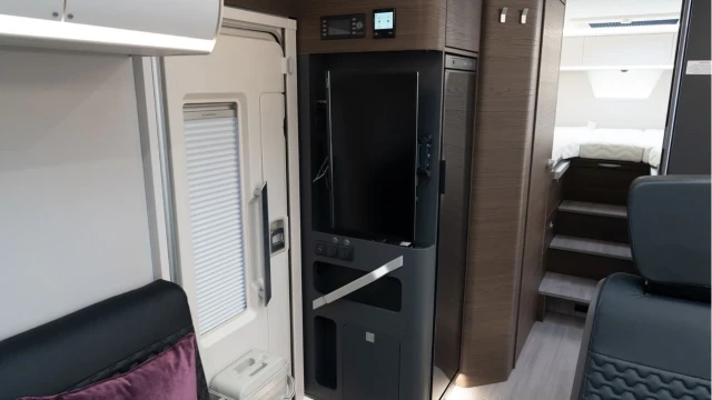 Adria Coral Supreme 670 SL (74 Reg) 2.0D 170bhp Auto (3 Berth) Image 6