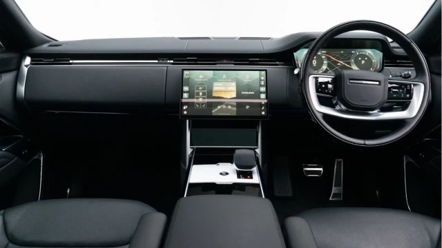Land Rover Range Rover (74 Reg) 3.0 D350 HSE LWB 7 Seat Image 2