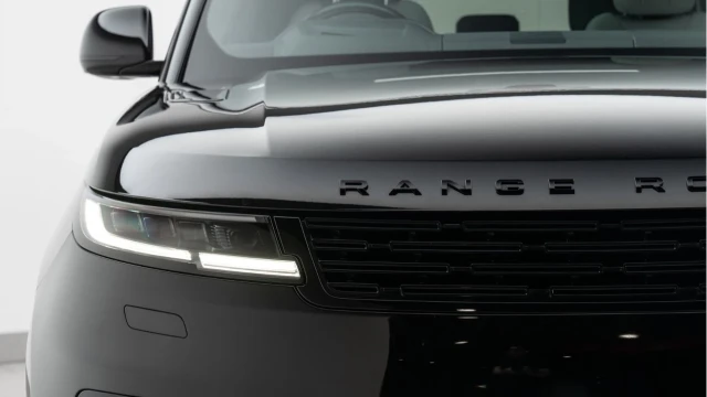 Land Rover Range Rover Sport (72 Reg) 3.0 D350 First Edition Image 8