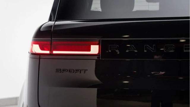Land Rover Range Rover Sport (73 Reg) 3.0 D300 Dynamic SE (Black Pack) Image 8