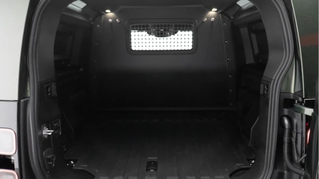 Land Rover Defender (75 Reg) 90 3.0 D250 X-Dynamic SE Hard Top Commercial (+VAT) Image 4