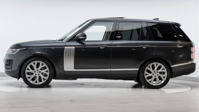 Land Rover Range Rover (21 Reg) 3.0 D300 Vogue SE Image 4
