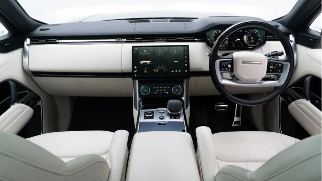 Land Rover Range Rover (72 Reg) 3.0 P440e SE Hybrid Image 2