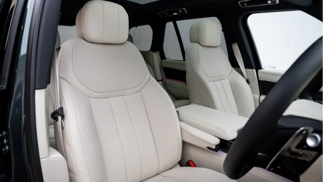 Land Rover Range Rover (75 Reg) 3.0 D300 Edition (Shadow Pack) Image 3