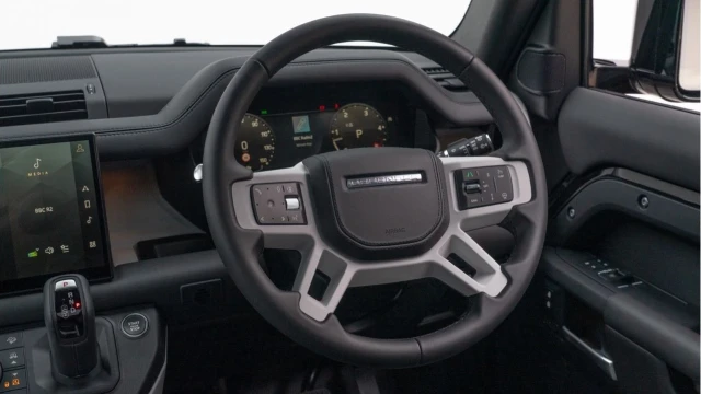 Land Rover Defender (74 Reg) 90 3.0 D350 X-Dynamic HSE (2025 Model) (VAT Q) Image 4