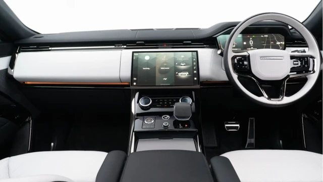 Land Rover Range Rover Sport (23 Reg) 3.0 D300 Dynamic SE (Black Pack) Image 2
