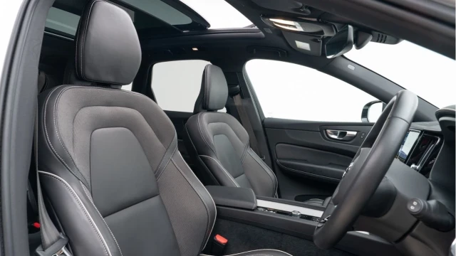 Volvo XC60 (22 Reg) 2.0 B4 R-Design Pro AWD Image 3