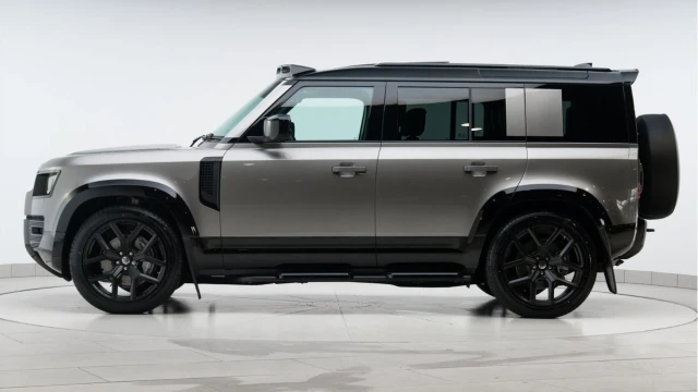 Land Rover Defender (25 Reg) 110 3.0 D350 X-Dynamic HSE (7 Seat) (Bespoke URBAN) (VAT Q) Image 5