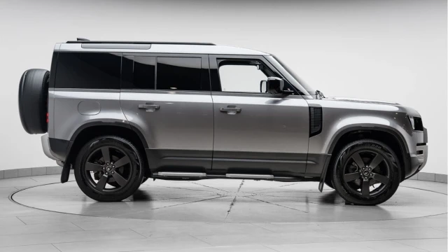 Land Rover Defender (21 Reg) 110 3.0 D250 SE Hard Top Commercial (3 Seat) (+VAT) Image 6