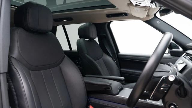 Land Rover Range Rover (23 Reg) 3.0 D300 SE (Shadow Pack) Image 3