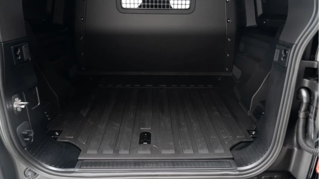 Land Rover Defender (74 Reg) 90 3.0 D250 SE Hard Top Commercial (3 Seat) (+VAT) Image 4