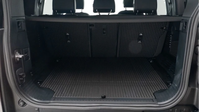 Land Rover Defender (72 Reg) 110 3.0 D250 X-Dynamic SE (Black Pack) Image 8