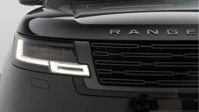 Land Rover Range Rover (25 Reg) 3.0 D300 HSE (Shadow Pack) Image 8